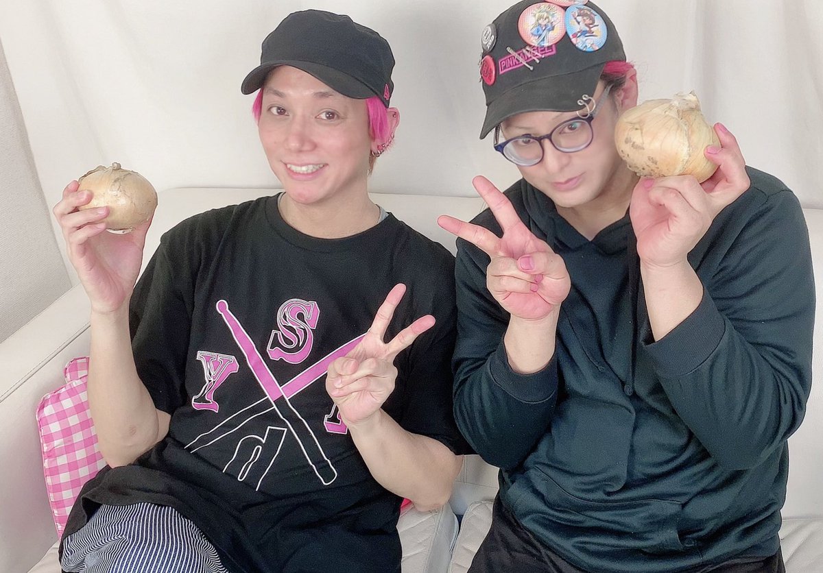 MizaRiolu's tweet photo. 【6月&amp;7月配信ゲスト】みざりおーるの音牙紅堂https://t.co/VwUS4fAJaj

6月6日&amp;13日 靖乃
6月20日&amp;27日 Anatomy(ユキ.大祐)
7月4日&amp;11日 GLARD(Takeshi.Naoya.Mamoru)
7月18日&amp;25日 カイル(@kairuofficial)

淡路島の��味しい玉葱から女医メタル、関西からの刺客！米国発V系！まで盛り沢山です！ https://t.co/OC5viYyZwq