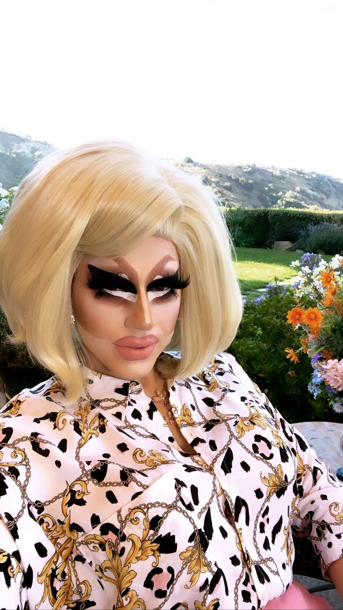 trixiemattel's tweet photo. Karenne en route to Costco to wear no mask and the act like a fucking asshole. https://t.co/iBAxYn0vs6