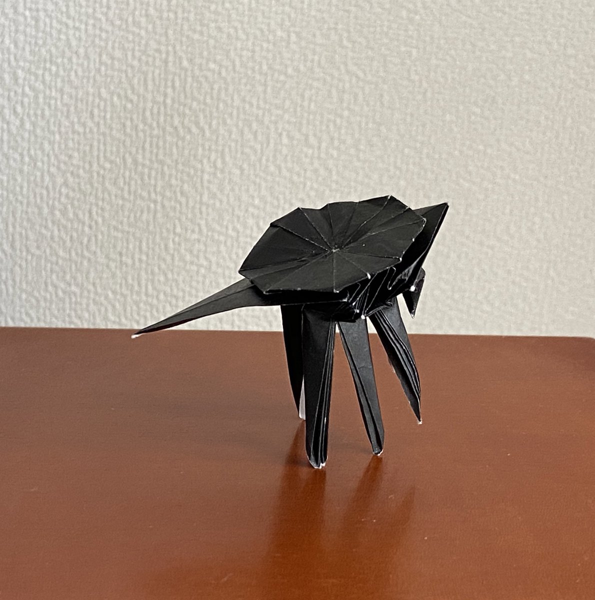 片付けしてたら謎の折り紙が出てきた これは何だろう 進化したての爪先歩きのカタツ 山本みつ湖のイラスト