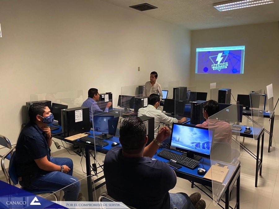 CanacoDurango's tweet photo. VP Mario Guerrero, junto con la Dir. @nadiaop18 , fueron los anfitriones en el Foro #PrendeDurango, el cual se llevó a cabo en nuestras instalaciones en compañía de líderes juveniles para encontrar estrategias que fortalecerán el emprendimiento en la entidad. https://t.co/koQo3Wrcjw