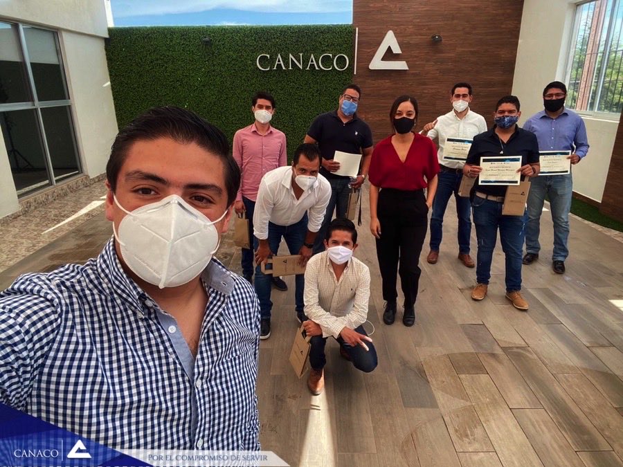 CanacoDurango's tweet photo. VP Mario Guerrero, junto con la Dir. @nadiaop18 , fueron los anfitriones en el Foro #PrendeDurango, el cual se llevó a cabo en nuestras instalaciones en compañía de líderes juveniles para encontrar estrategias que fortalecerán el emprendimiento en la entidad. https://t.co/koQo3Wrcjw