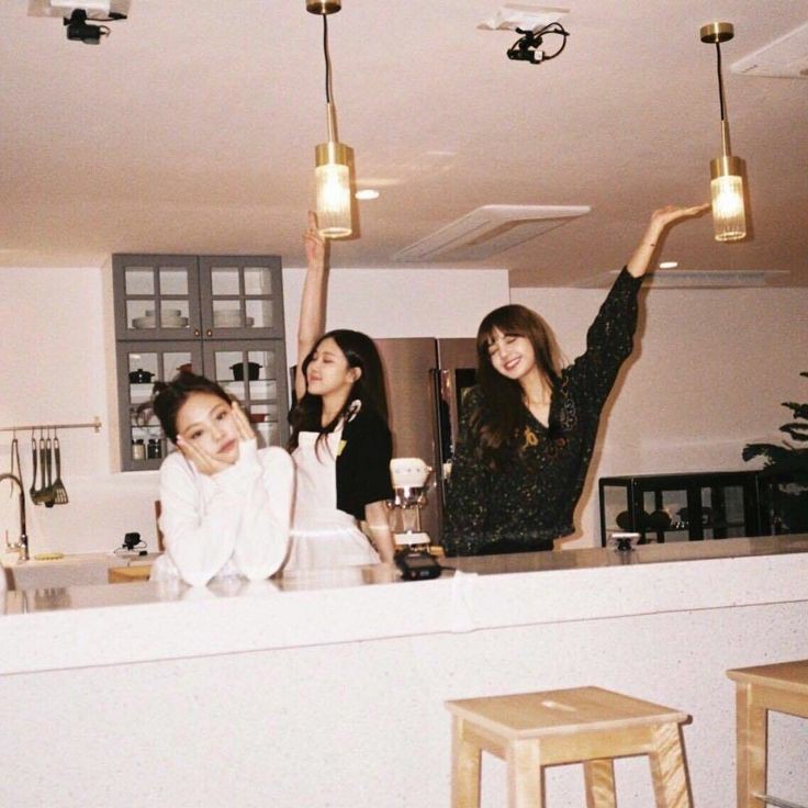 lisap4pi's tweet photo. I would love to have one of this girl's as my girlfriend or even maybe have a polyamory relationship with them both. 

If you're interested please DM me or like it here and I'll DM you. 

#kpoprp #krp #blackpinkrp https://t.co/tYyluWK9qQ