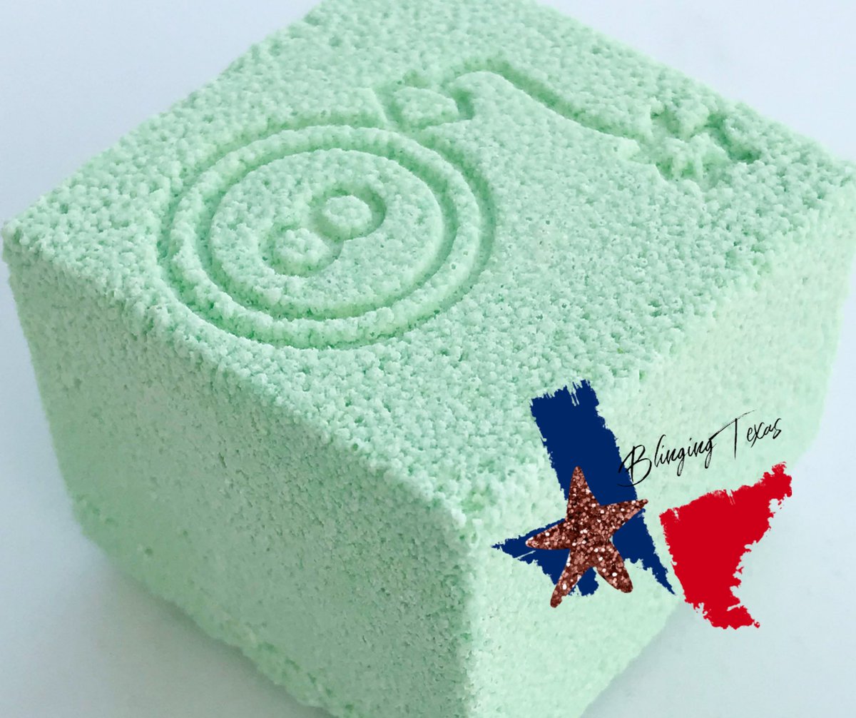 hairbyphas's tweet photo. Want to know what’s inside one of these❓ I’ll be live at 10cst on my Blinging Texas page tonight on Facebook. #Ringbombparty #ringbomb #wichitafallsjewelry #texasjewelry #surprisejewelry #bombringreveal #livejewelryreveal #gemstonerings https://t.co/EqcE5UP1PA