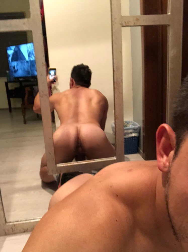 malehuntz's tweet photo. Este es otro que le encanta mostrarse desnudo. ¿Les gusta de activo o pasivo? #cdmxgay #grindrcdmx #packscdmx #gay #gaymexico https://t.co/2DY6yaQYFT