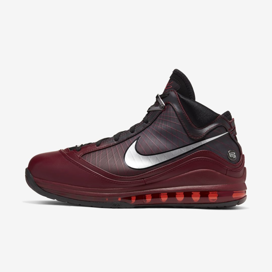 J23app's tweet photo. STEAL: LeBron 7 "Christmas” $112.97 sizes added on @nikestore

Link -> https://t.co/kwpkd9hTQg https://t.co/Q68DZbPSNb