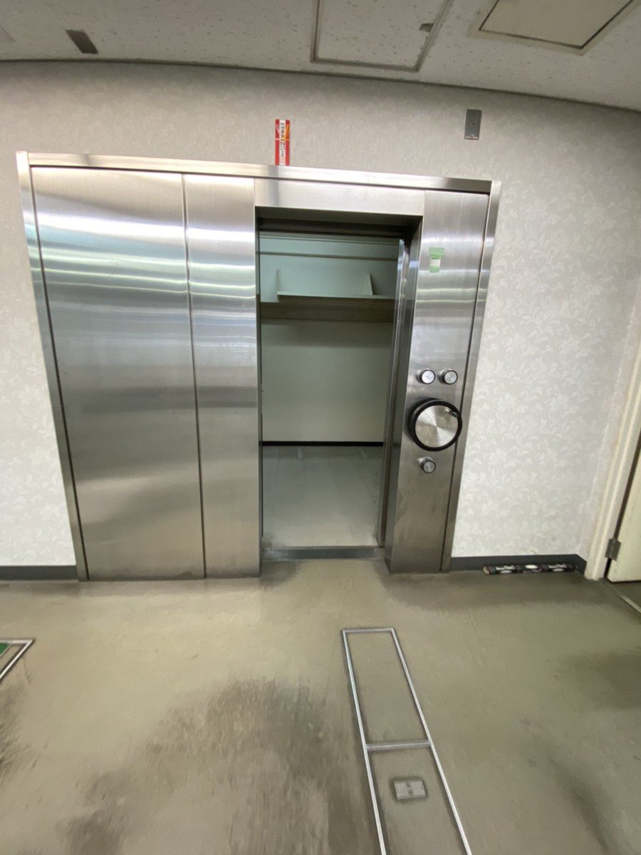 atsupon_jp's tweet photo. 新しく場所決まったんだけど、
銀行跡地で貸し金庫が残ってる。

撤去に300万かかるらしい。
さあ…どうする… https://t.co/vKEAlyXn0I