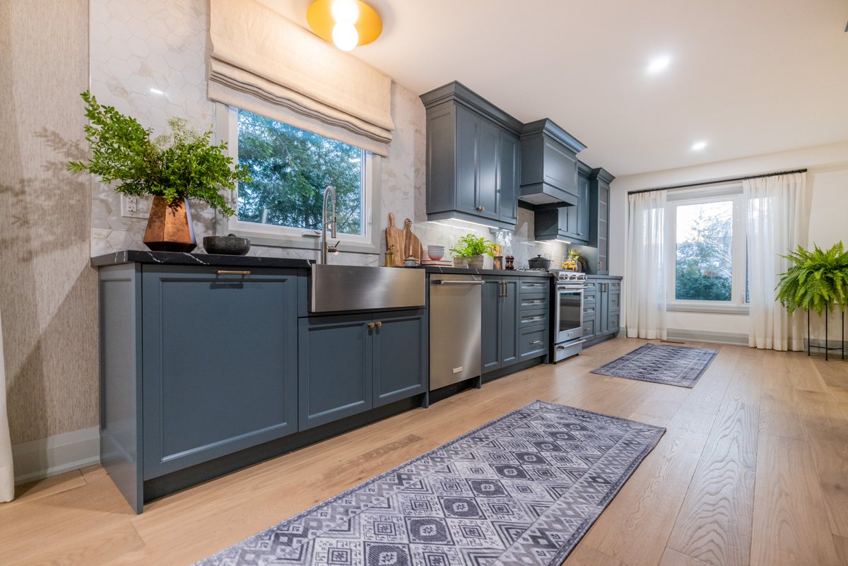 PropertyBrother's tweet photo. We reworked Jackie &amp; JR's front entry, living room, dining room, kitchen and family room to give Jackie and JR a bright and cozy transformation that they and their daughters will love for years to come. Go #InsideTheDesign to learn more! https://t.co/OvhJ3VilZW https://t.co/Zte5m1CjSq