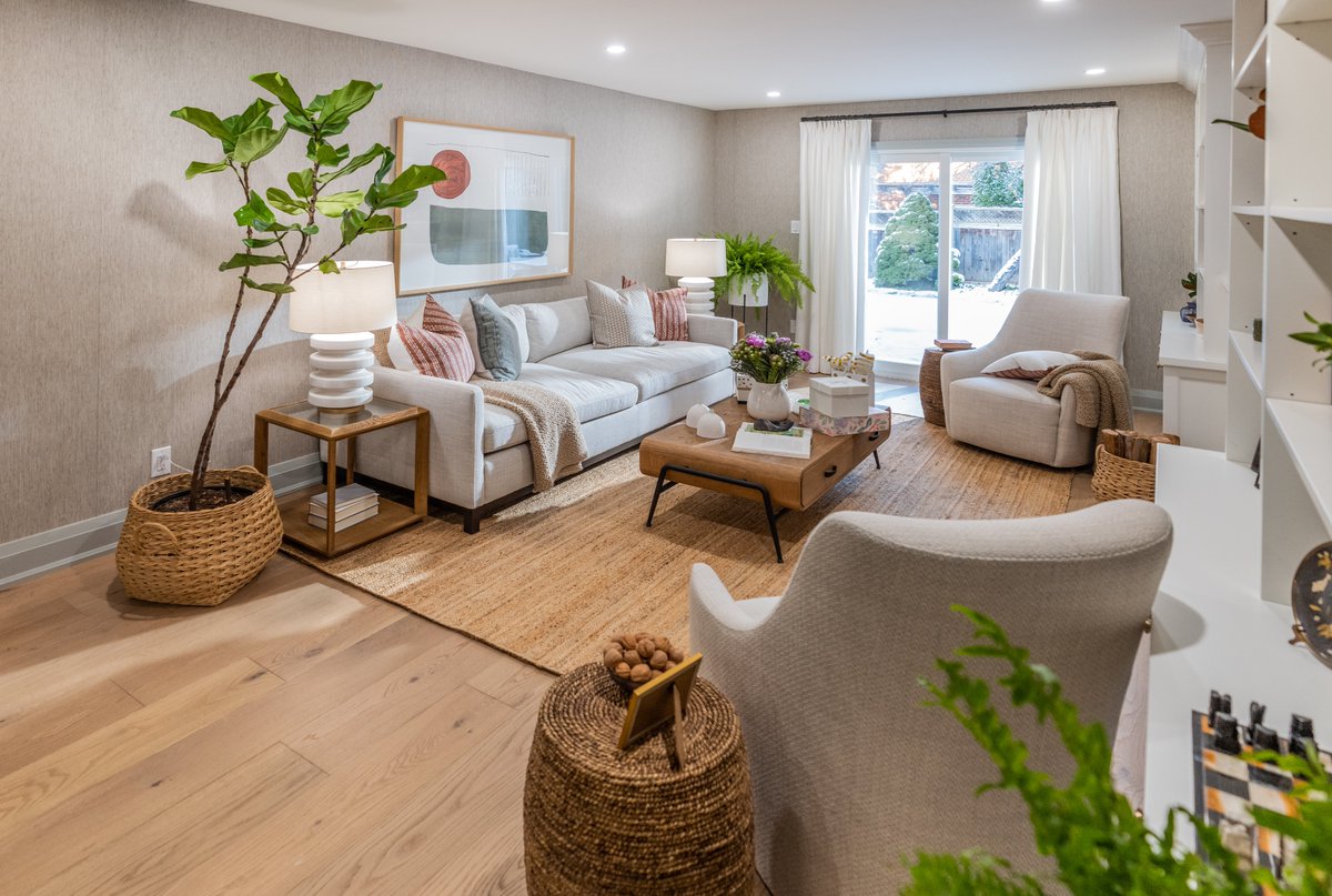 PropertyBrother's tweet photo. We reworked Jackie &amp; JR's front entry, living room, dining room, kitchen and family room to give Jackie and JR a bright and cozy transformation that they and their daughters will love for years to come. Go #InsideTheDesign to learn more! https://t.co/OvhJ3VilZW https://t.co/Zte5m1CjSq