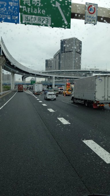 事故 首都高 湾岸線の東雲jctで事故 トラックが追突 3台くらいくっついてる 現地の画像や動画まとめ まとめダネ