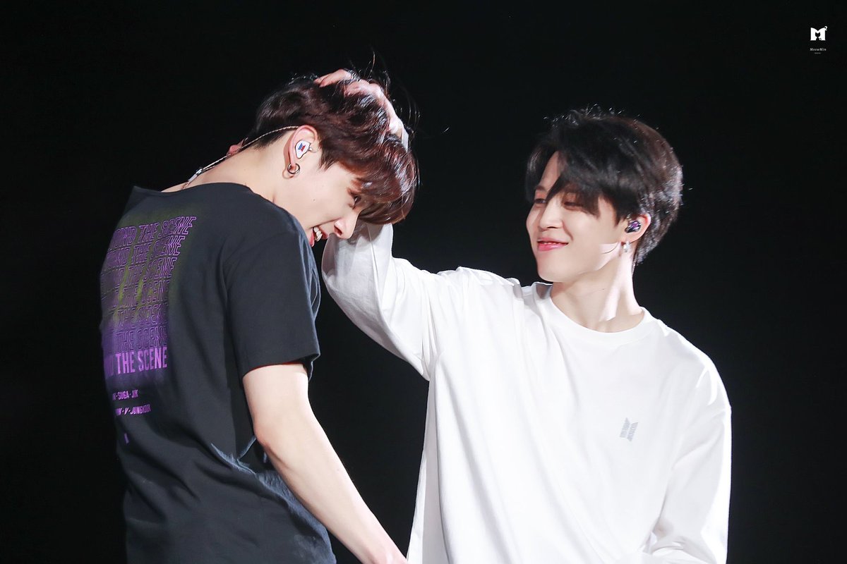 อยากจะบ้าตายกับรูปนี้อะ เป็นจีกุกที่น่ารักเท่าโลก ขนาดเป็นภาพนิ่งยังแบบน่ารักมากเลยอะ แบบดูสายตาพี่จีมินเอ็นดูน้องดิ ลูบหัวน้องด้วย น้องยิ้มแป้นเลย เด็กน้อยของพี่ พี่รักเจ้าอย่างที่ไม่เคยรักใครมาก่อน