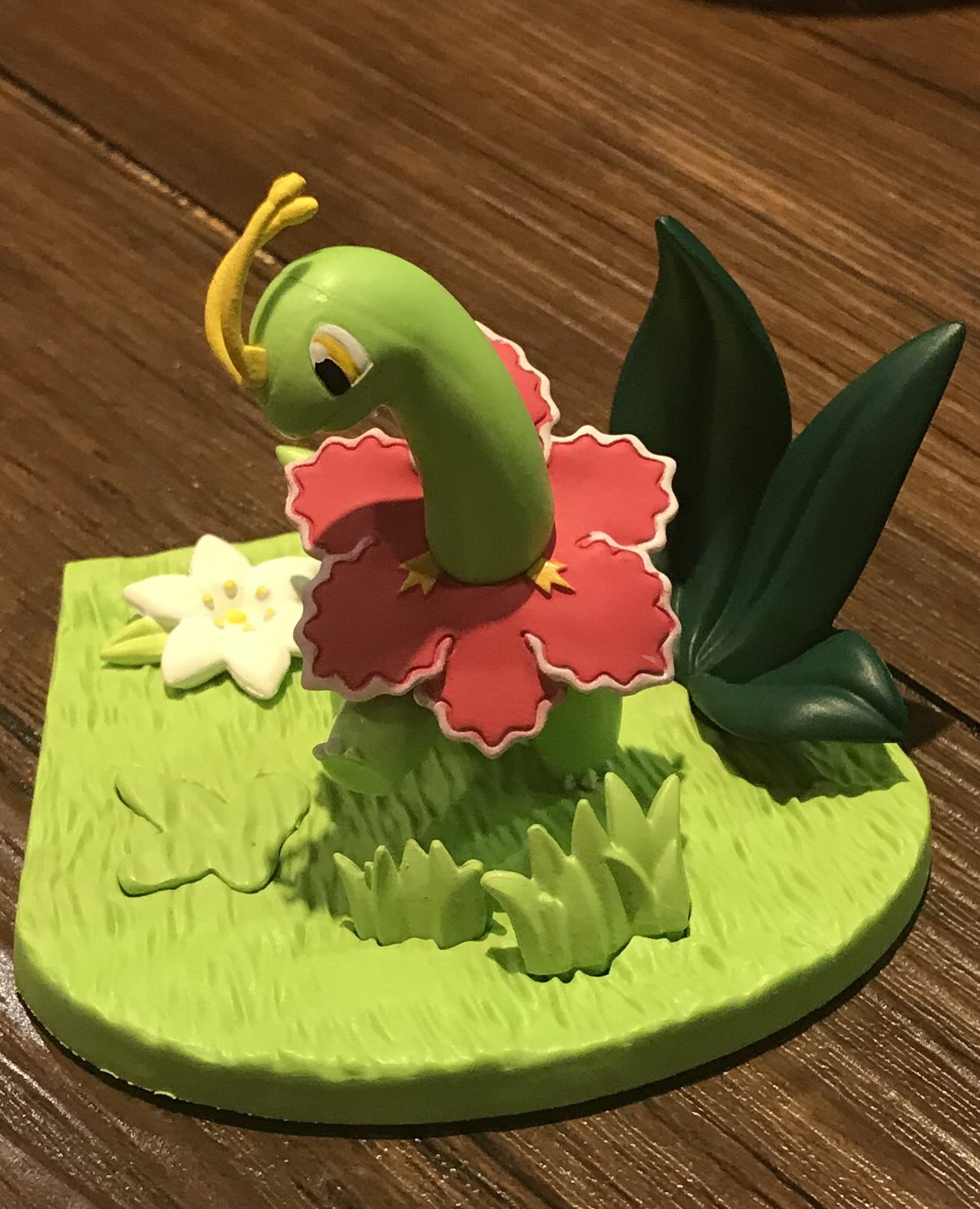 Anarchy In The 赤坂七丁目 昨日 近所のスーパーに行ったら 半額のワゴンの中にポケモンの食玩が なんかメガニウムが不憫過ぎて思わず購入w とりあえず店に飾ってますw Pokemongo ポケモンgo メガニウム ポケットモンスターヴィネットフィールド2
