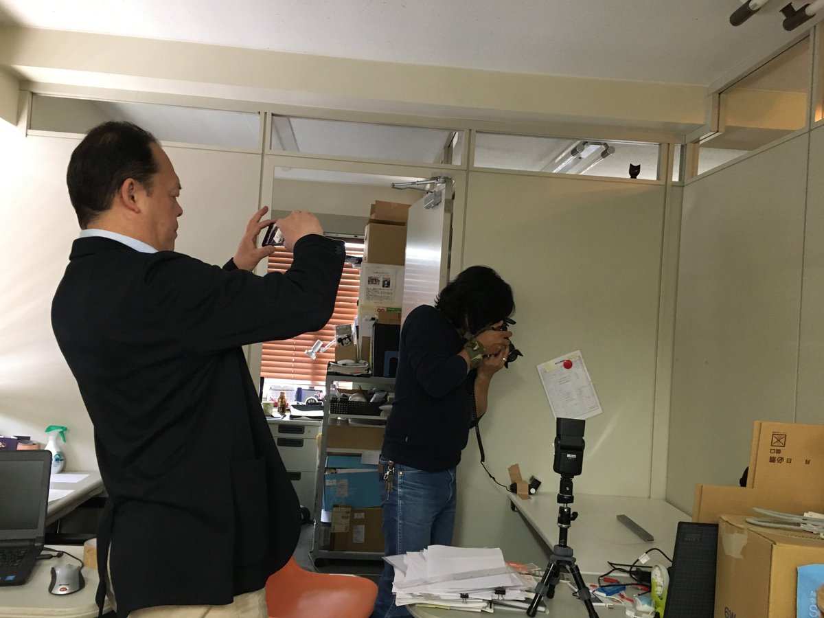 whiterabbit_pp's tweet photo. フェイスガード製作第一弾が完了し、自社工場は一旦閉鎖となりました。引き続きTwitterやYouTubeで情報を発信して参ります！フェイスガードの写真を撮るHの写真を撮るOを盗撮しました！ https://t.co/AB1iK2e9Tx