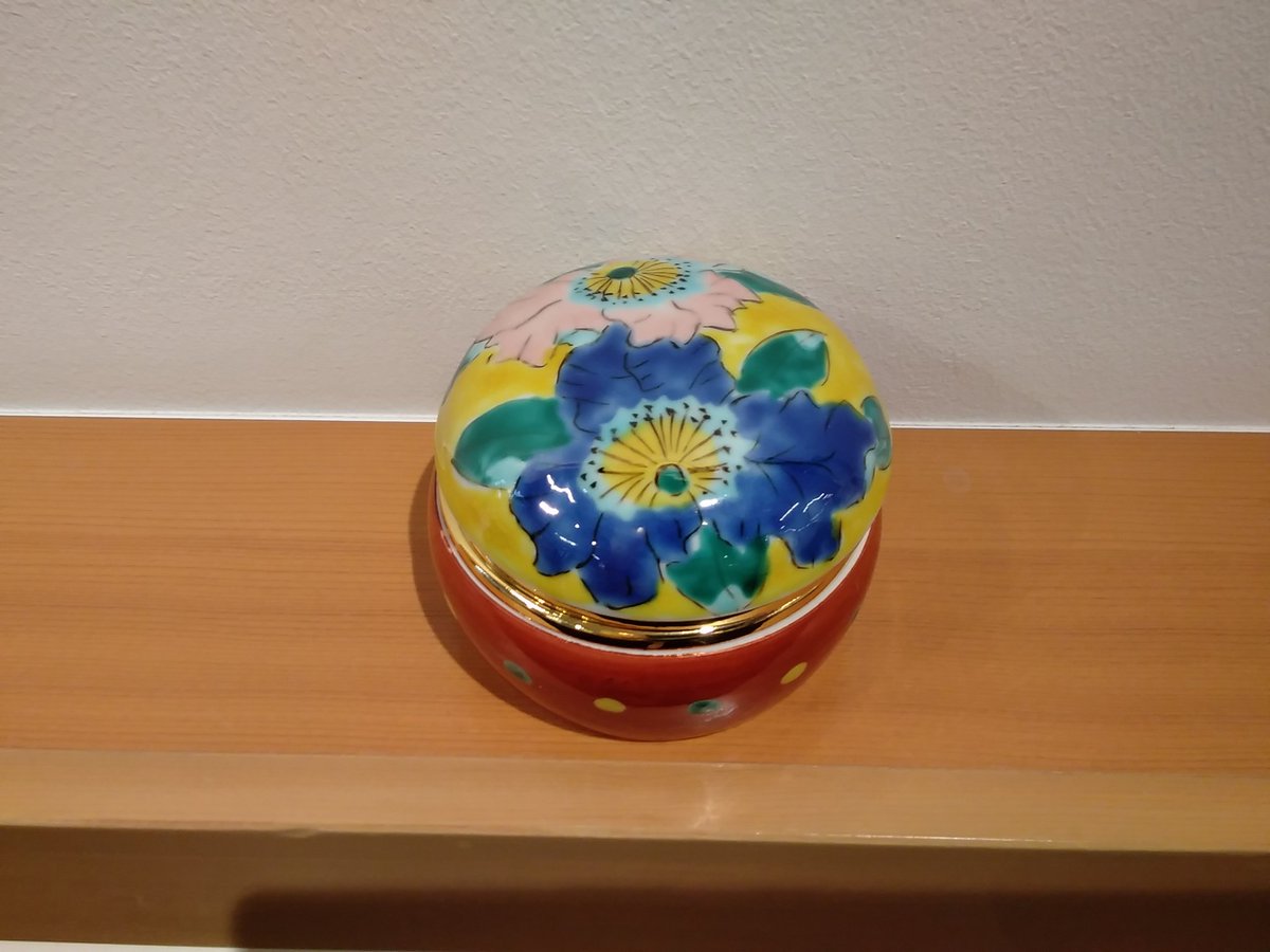 国指定 伝統的工芸品 公式 伝統工芸 青山スクエア 雨空が続く今日この頃 日々の生活に鮮やかを添えてみませんか 色合いの美しさ 陶器独特の艶やかをぜひ手にとってご覧になって下さい 青山スクエア 九谷焼 青山一丁目 青山 伝統工芸