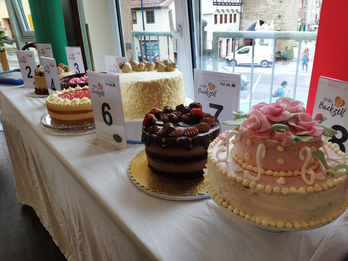 TinoZippel's tweet photo. Termin des Jahres: Bin heute Juror bei der Thüringer #Backzeit von @OTZonline in #Jena. Das sind die ersten 8 der 47 Torten und Kuchen, die ich heute verkosten darf. Berichte über gesundheitlichen Zustand folgen ;-) https://t.co/QBUkOBA928