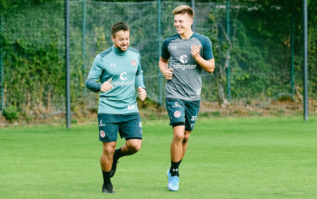 fcstpauli's tweet photo. Unser Athletiktrainer Karim #Rashwan feiert heute seinen 3️⃣7️⃣. Geburtstag! 🎉
Lieber Karim, wir wünschen Dir alles Gute, viele Geschenke und einen besonders schönen Tag! 😊🎁
#fcsp https://t.co/Eg4xbEiFRH