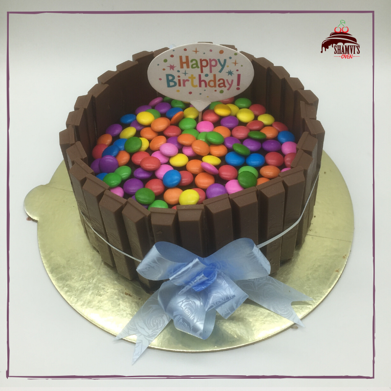 SShamvi's tweet photo. An absolutely delicious KitKat Cake from @shamvisoven.
To place an order from @Shamvisoven call or WhatsApp on 8377807866.
#kitkatcake #shamvisoven #freshhomemade #nopremixes #handcrafted #eggless #Chocolaty https://t.co/UZ3OgyTd5X