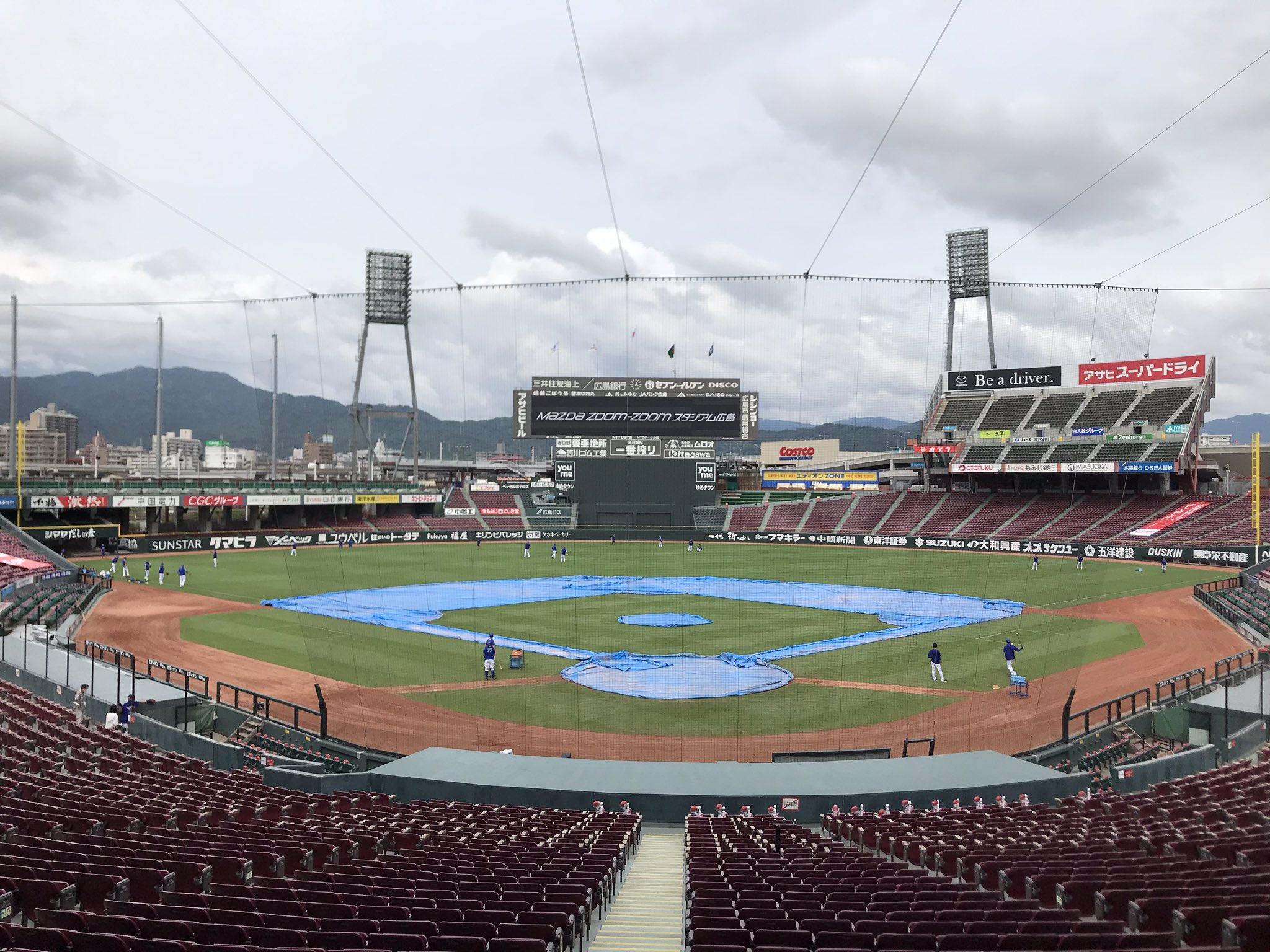 ベイスターズ 神奈川新聞 現在のマツダスタジアムは薄日が差し込んでいます 選手たちはグラウンドでアップとキャッチボール 打撃練習は室内で 雨 心配ですね T Co Vvkwqyq8hc Twitter