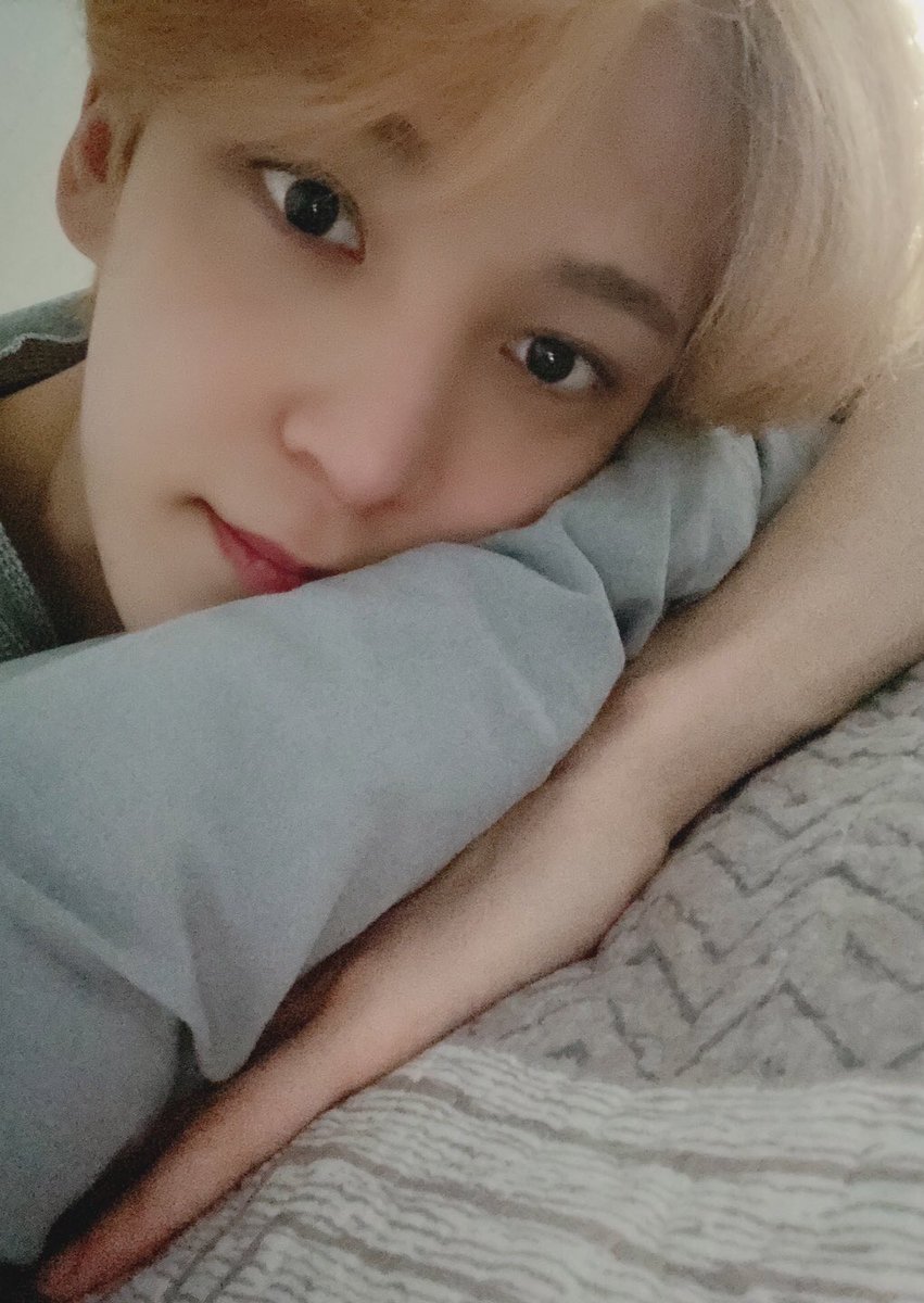 ATEEZofficial's tweet photo. [#윤호] 에이티니💕💕 모해용?? 윤호는 뒹구르르르⚽��
#ATEEZ #에이티즈 https://t.co/zdePqrowWj