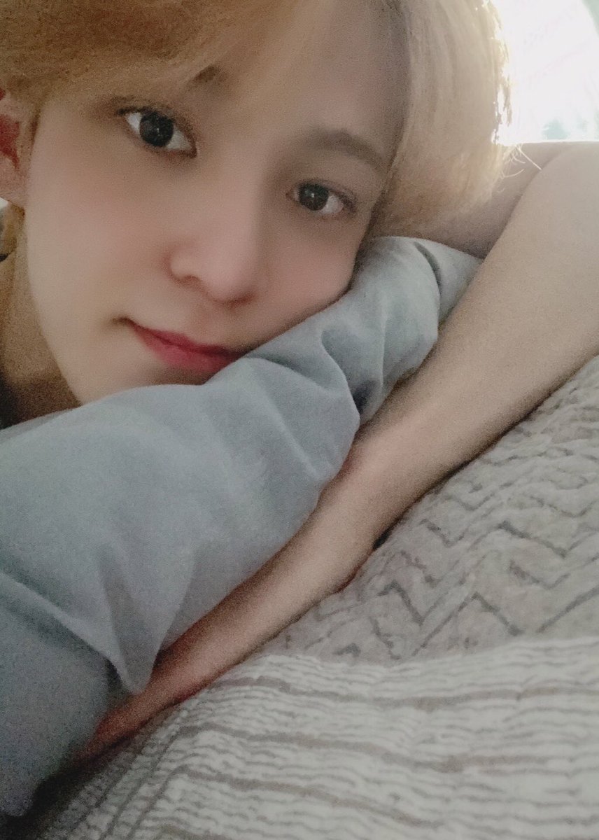 ATEEZofficial's tweet photo. [#윤호] 에이티니💕💕 모해용?? 윤호는 뒹구르르르⚽��
#ATEEZ #에이티즈 https://t.co/zdePqrowWj