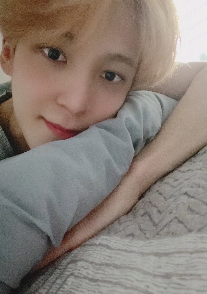 ATEEZofficial's tweet photo. [#윤호] 에이티니💕💕 모해용?? 윤호는 뒹구르르르⚽��
#ATEEZ #에이티즈 https://t.co/zdePqrowWj