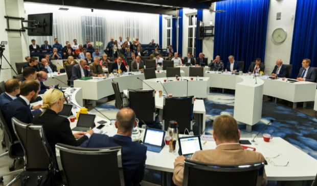 'Openbare raadsbijeenkomst zou veel reuring veroorzaken' [BARNEVELD] De Barneveldse gemeenteraad zal komend najaar opnieuw achter gesloten deuren vergaderen over de begroting. Een motie van oppositiepartijen Lokaal Belang en VVD die tot doel had de ber... twib.in/l/aG54AykBL596