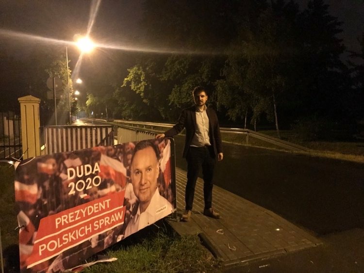 PiotrGladysz's tweet photo. Wczoraj do późnych godzin nocnych wraz z mocna tarnowska ekipa wywieszalismy banery wyborcze. Poszło 40 sztuk!

Widac, ze w narodzie jest wiara w zwycięstwo! 👍🏼🇵🇱

Panie Prezydencie @AndrzejDuda pracował Pan dla nas przez 5 lat i chcemy, zeby pracował Pan kolejne 5! Zwyciężymy! https://t.co/dq3XFwYceA