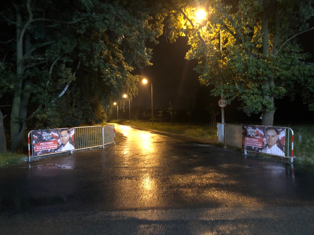 PiotrGladysz's tweet photo. Wczoraj do późnych godzin nocnych wraz z mocna tarnowska ekipa wywieszalismy banery wyborcze. Poszło 40 sztuk!

Widac, ze w narodzie jest wiara w zwycięstwo! 👍🏼🇵🇱

Panie Prezydencie @AndrzejDuda pracował Pan dla nas przez 5 lat i chcemy, zeby pracował Pan kolejne 5! Zwyciężymy! https://t.co/dq3XFwYceA