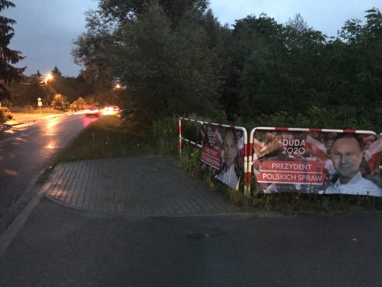 PiotrGladysz's tweet photo. Wczoraj do późnych godzin nocnych wraz z mocna tarnowska ekipa wywieszalismy banery wyborcze. Poszło 40 sztuk!

Widac, ze w narodzie jest wiara w zwycięstwo! 👍🏼🇵🇱

Panie Prezydencie @AndrzejDuda pracował Pan dla nas przez 5 lat i chcemy, zeby pracował Pan kolejne 5! Zwyciężymy! https://t.co/dq3XFwYceA