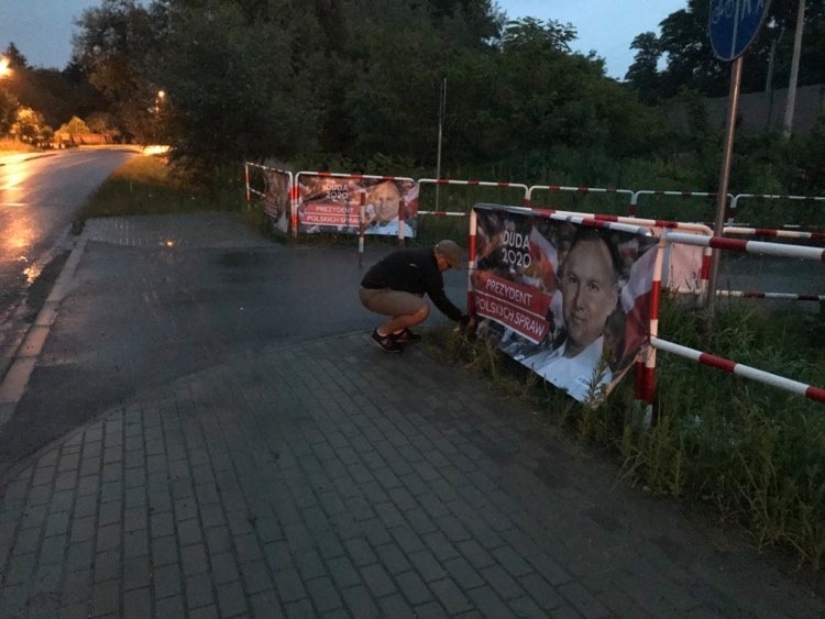 PiotrGladysz's tweet photo. Wczoraj do późnych godzin nocnych wraz z mocna tarnowska ekipa wywieszalismy banery wyborcze. Poszło 40 sztuk!

Widac, ze w narodzie jest wiara w zwycięstwo! 👍🏼🇵🇱

Panie Prezydencie @AndrzejDuda pracował Pan dla nas przez 5 lat i chcemy, zeby pracował Pan kolejne 5! Zwyciężymy! https://t.co/dq3XFwYceA