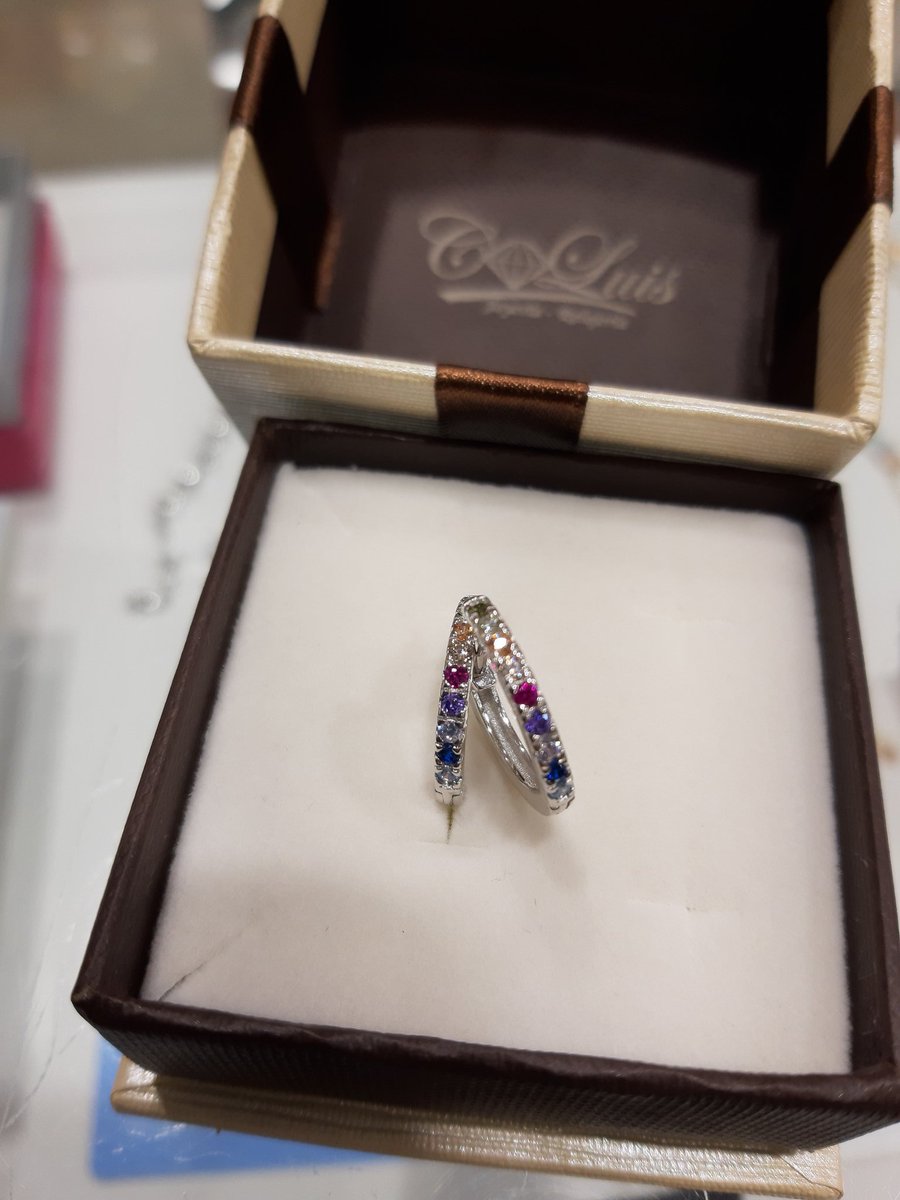 CLuisRelojeria's tweet photo. En la vida hay momentos grises, de nosotros depende poner color...🌈
Pendientes de Aro, en #PlatadeLey
Ven a verlos, hay más modelos 😉
#FelizJueves #Algete #CompraEnAlgete #Plata925 #PendientesPlata  #PequeñoComercio #JuntosSaldremosAdelante #YoApoyoAlPequeñoComercio https://t.co/StpDOH6T0g