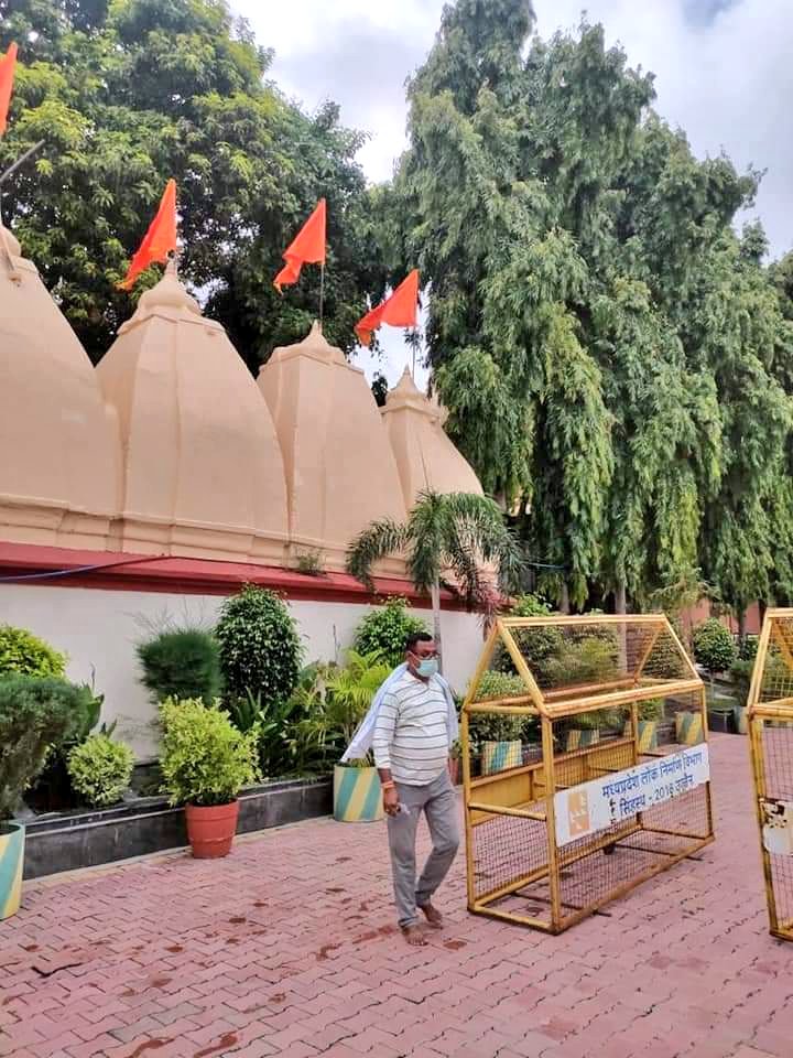 HanzalaINC's tweet photo. महाकाल के दरबार से आई यह तस्वीस उत्तर प्रदेश पुलिस की बेबसी साफ दिखती है ।। https://t.co/864kdU09Re