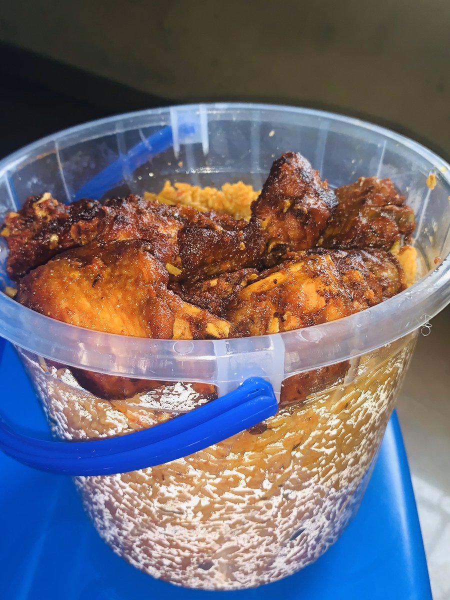 No_Gag_Reflex's tweet photo. Jah bless our hustle @Akom_Dunamis ...This 4 liters with 10 pieces of chicken can b urs for just 10k... Order urs today #FoodNest n let us caress ur tastebuds... DM me for details #morningdelivery https://t.co/gcmVKqlNfE