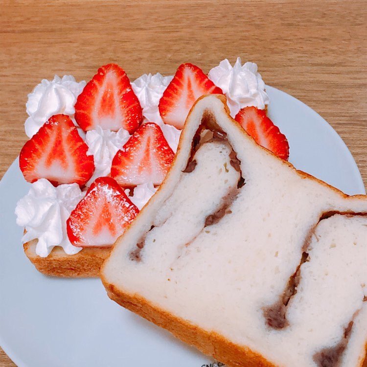 高級食パン専門店 白か黒か 錦糸町本店 おすすめアレンジ 大大大人気の トレビあん で作った いちごのあんホイップサンドです 間違いない組み合わせですよね トレビあん は浅草店限定商品です おうちカフェ あん食パン あんホイップ