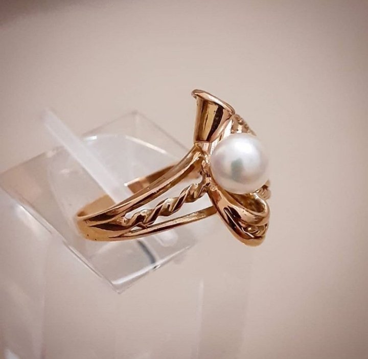 Montecassiano's tweet photo. Antiguo anillo en oro 18k, con perla de cultivo de 5 mm. Fino trabajo de orfebrería artesanal. Década de 1950.
#vintagejewelry #antiquejewelryaddiction #antiquejewelry #antiquering #joyas #jewelry #joyasantiguas #vintage #18kgold #montecassianojoyas #montecassiano #BahiaBlanca https://t.co/yOw9YZuX3w