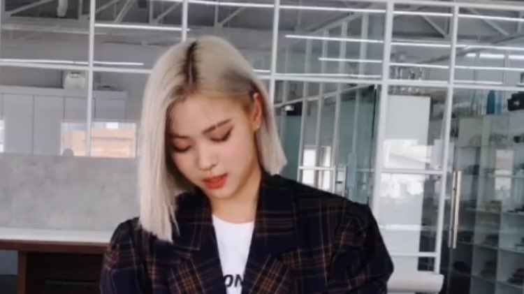 ryujinmoments's tweet photo. RYUJIN MAKES EVERY HAIR COLOR LOOK GOOD ON HER https://t.co/WeTOBHtM2V