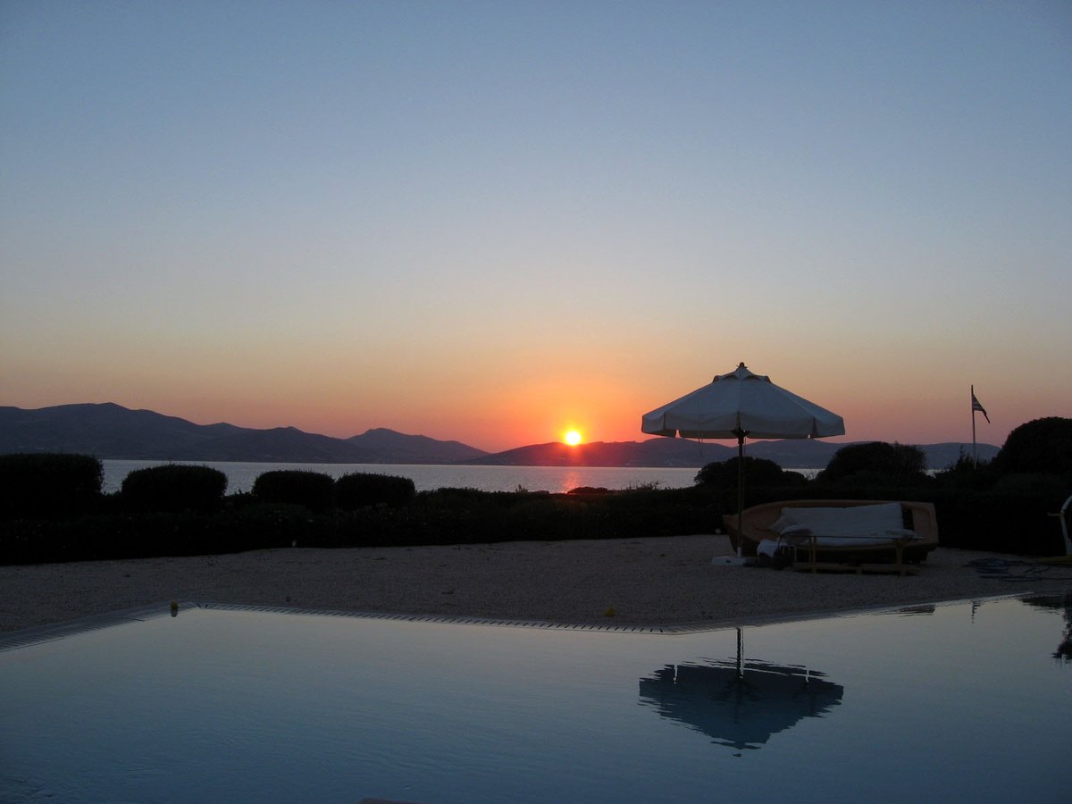 BeyondSpaces's tweet photo. Villa Element is cited in a rare setting at the southwestern part of Paros, enjoying access to a secluded beach and uniquely crafted landscape where stone elements blend harmoniously with vegetational land and tall trees. #BeyondSpacesVillas #Paros #Cyclades #Greece #GreekVillas https://t.co/yYD00N7YOs