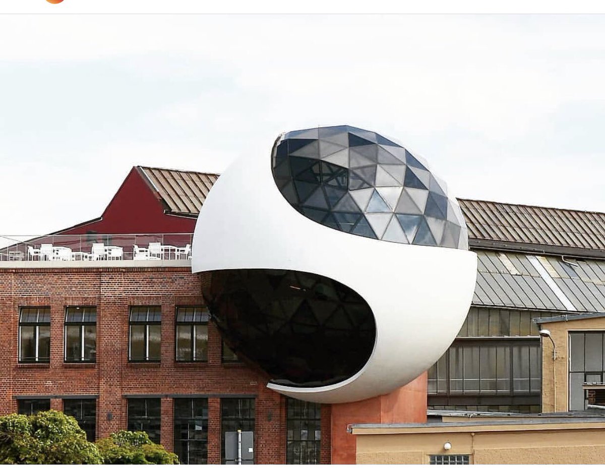 LeipzigLife's tweet photo. Ein Architekturtraum wurde von dem Brasilianischen Architekten Oscar Niemeyer erfüllt und ist nun zu begutachten in Leipzig. Zum bewundern der Sphere müsst ihr zur Spinnereistraße 13, 04179 Leipzig. 

Ist schon außergewöhnlich und gigantisch! #leipzig #leipziglife #architektur https://t.co/8QrXKhXrui