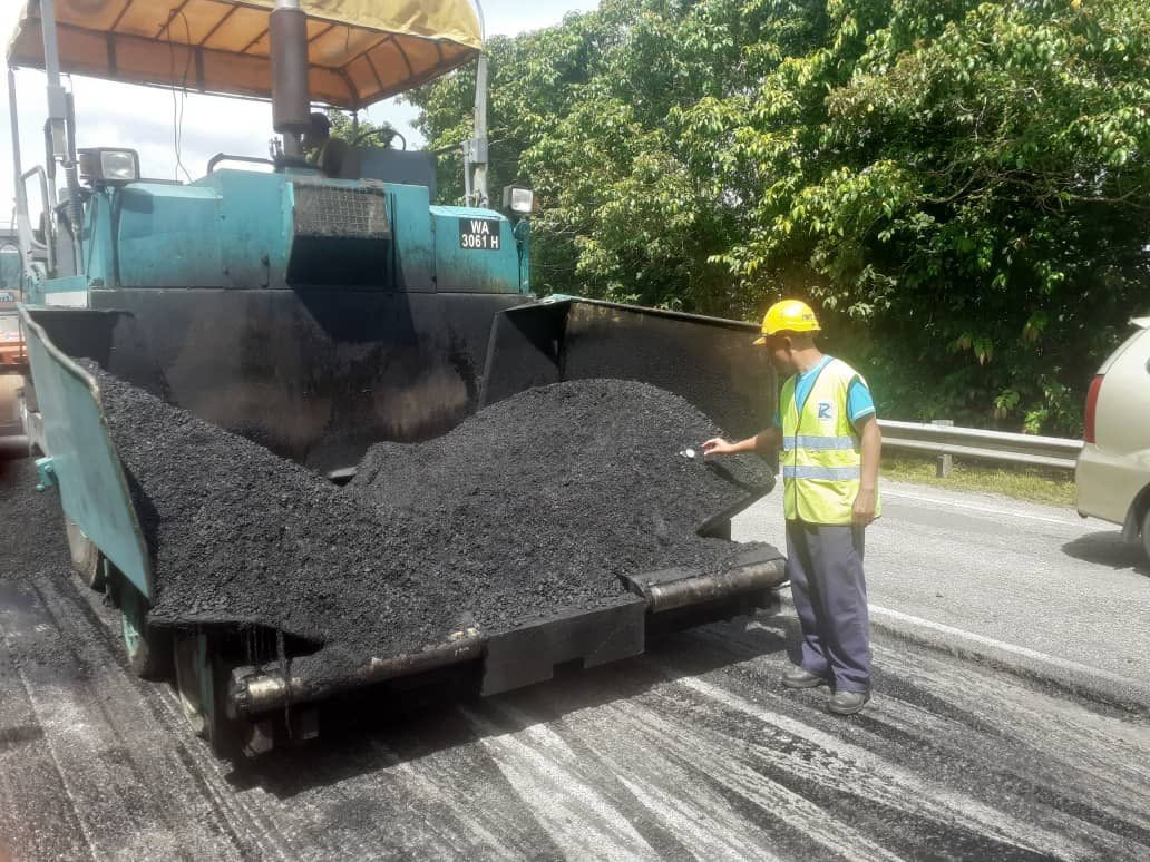 Kerja Mill &amp; Pave Super Fiber Mix SFM bermula di Jlnraya Timur Barat FT004 jajahan Machang.

Segala kesulitan amat dikesali.

#Kerja kemas, rapi &amp; berkualiti

 <a href="/MachangJkr/">JKR Machang</a> <a href="/JKRKelantan/">ᴊᴋʀ ɴᴇɢᴇʀɪ ᴋᴇʟᴀɴᴛᴀɴ</a> <a href="/BhgJalan_Kelate/">Bhg Jalan JKR Kelantan</a> <a href="/JKRMalaysia/">JKR Malaysia</a> @Roadcare_Msia @RoadcareK <a href="/ZTTCSFJ/">ZTT CSFJ</a>