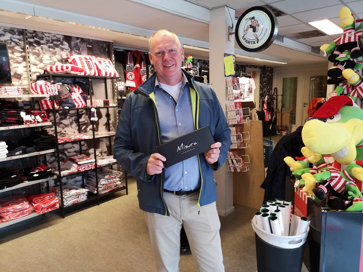 🎫Seizoenkaart 4.500 is voor Jos Debets

Hij nam drie seizoenkaarten af op de Bok de Korver-tribune en kreeg hiervoor een maatoverhemd van <a href="/misurasartoria/">Misura Sartoria</a> 

Nog geen seizoenkaart voor komend seizoen?
sparta-rotterdam.nl/seizoenkaart/