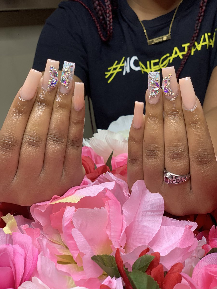 x_She_Heartless's tweet photo. Hey I’m Shantenel and I’m a up and coming nail tech in Baton Rouge . I started doing hair about 2 months ago and been loving it every since 🥰 
Follow me on Instagram : @_nelledbychanel 

#like #repost #support https://t.co/ybj0uN4vhe
