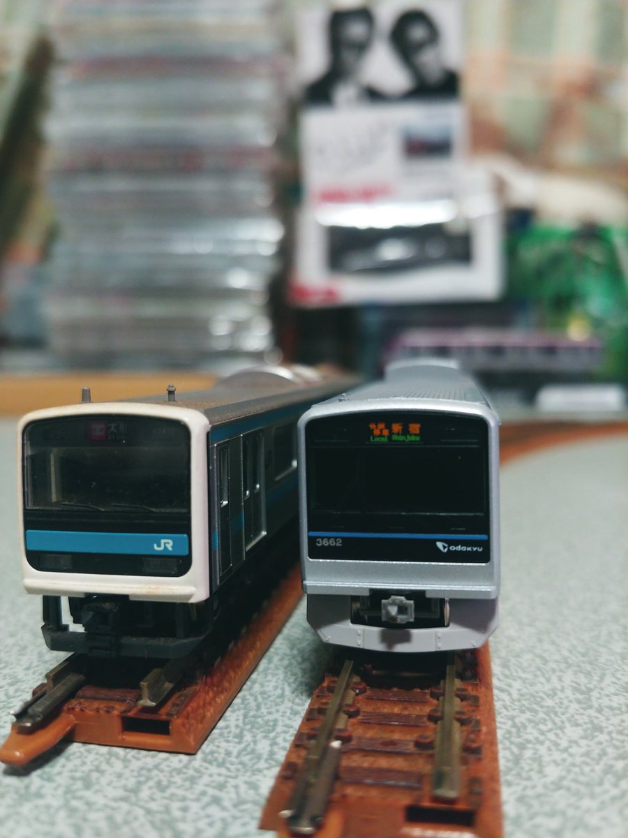 HTSTATIONINFO's tweet image. ＪＲ東日本２０９系と小田急電鉄新３０００形､似てるよ～な､似てないよ～な､でもやっぱり似てるのかしら？