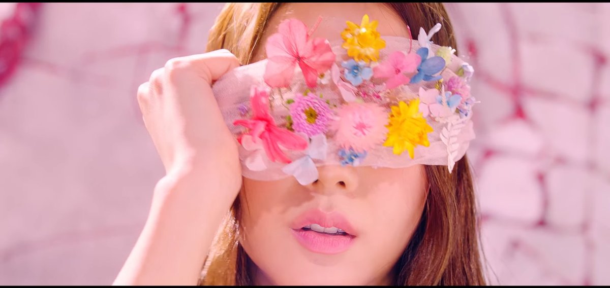 also to be noted, the contrast between the floral blindfold where you're only able to see darkness no matter how beautiful the flowers look like on the outside vs an unattractive plain black mask where you can actually see light*