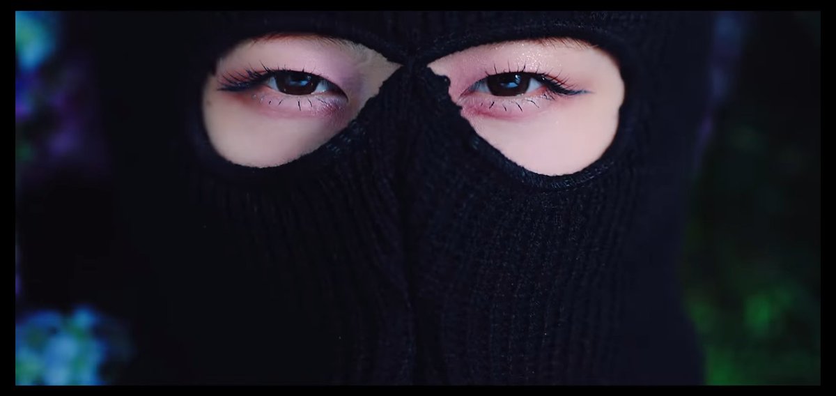 also to be noted, the contrast between the floral blindfold where you're only able to see darkness no matter how beautiful the flowers look like on the outside vs an unattractive plain black mask where you can actually see light*