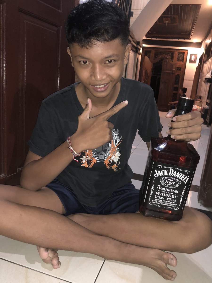 gunkpasca's tweet photo. Jack daniels 3L https://t.co/guWp4Z4MbS