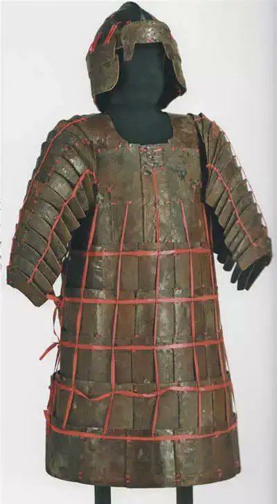 左 殷の青銅の兜 右 春秋戦国時代の甲冑 貴重ですね