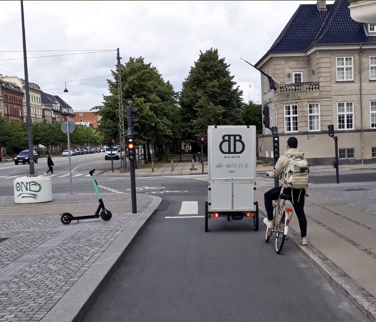 Grey cyclepaths look nice and cool. Red ones signal ‘alarm’. All the time. Also when there is no danger @AnneJessicaLise