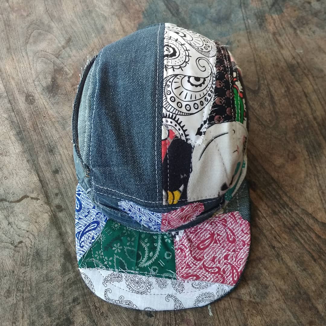 paws37's tweet photo. Project number 2
- Title : UNITY
- Five panel hat reworked fromJeans, Tshirt and Cotton fabric
- Wide bill
- Adjustable strap and nylon buckle
- 1 of 1
#Upcyclehat
#5panelhat
#bebasmerdeka https://t.co/KV1wkrQOmX