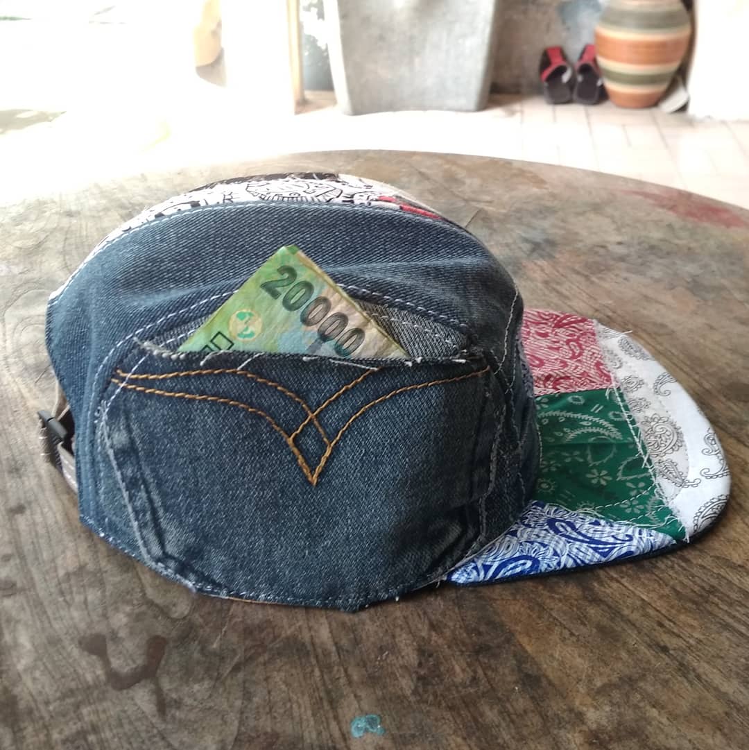paws37's tweet photo. Project number 2
- Title : UNITY
- Five panel hat reworked fromJeans, Tshirt and Cotton fabric
- Wide bill
- Adjustable strap and nylon buckle
- 1 of 1
#Upcyclehat
#5panelhat
#bebasmerdeka https://t.co/KV1wkrQOmX