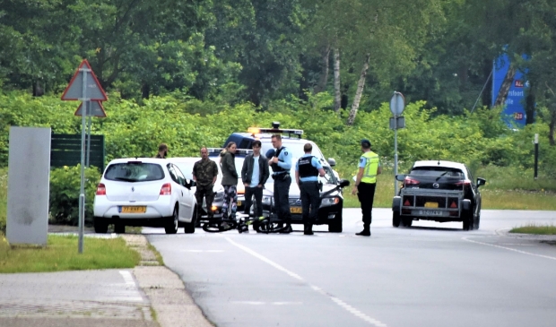 Fietser gewond bij aanrijding met auto in Soesterberg [SOESTERBERG] Op het Zeisterspoor zijn woensdagavond 8 juli een fietser en een auto met elkaar in botsing gekomen.