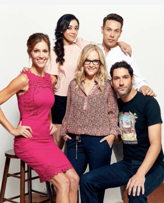 Tom_EllisFans's tweet image. #TBT #SDCC #SDCC2017 #Lucifer #Portraits #TomEllis #RachaelHarris #TriciaHelfer #KevinAlejandro #AimeeGarcia
.
#LuciferSeason5 #August21 
@tomellis17 @Aimee_Garcia @kevinmalejandro @trutriciahelfer @RachaelEHarris